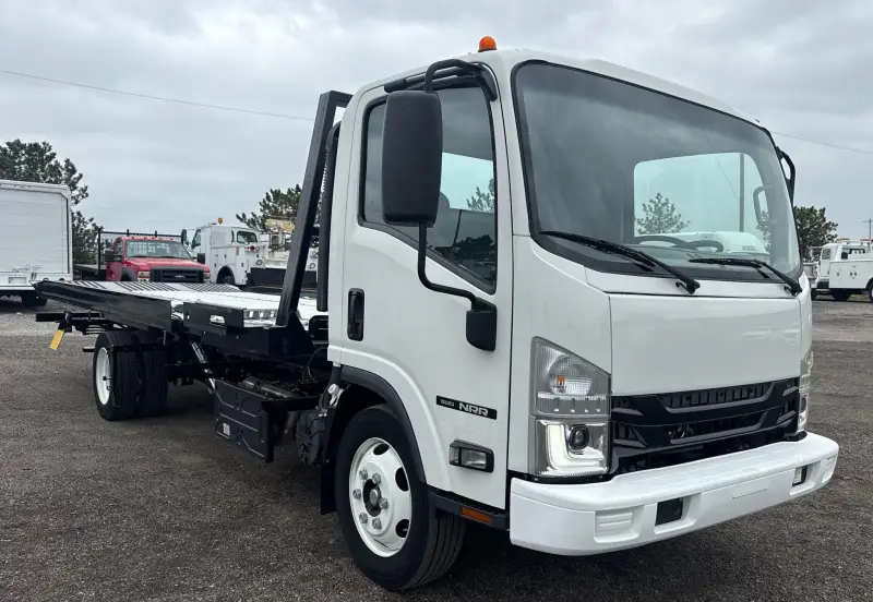 2022 Isuzu NRR photo 3