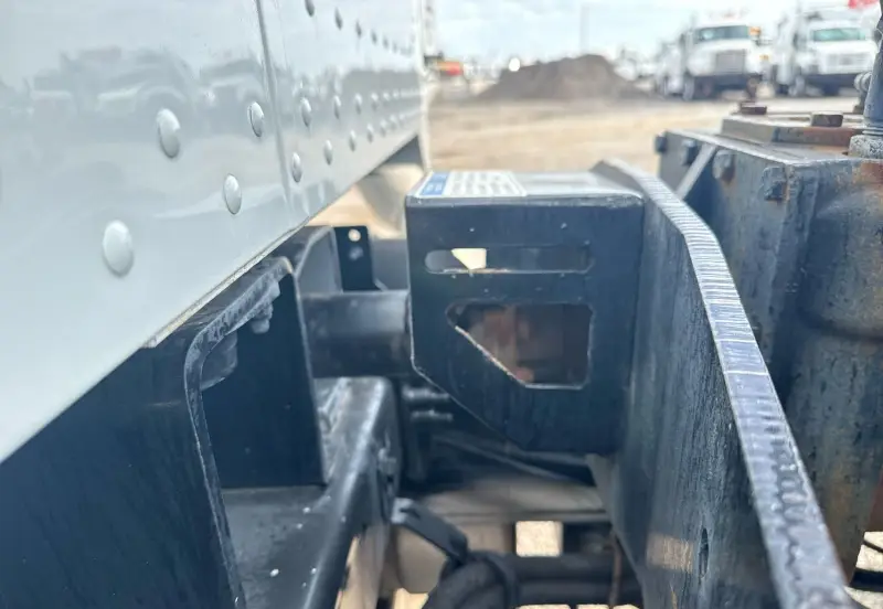 2010 Peterbilt 335 photo 14