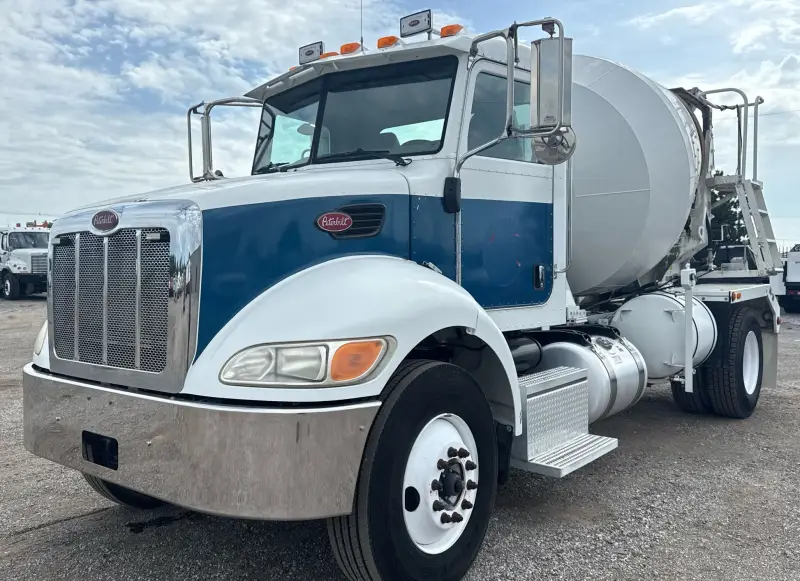 2010 Peterbilt 335 photo 1
