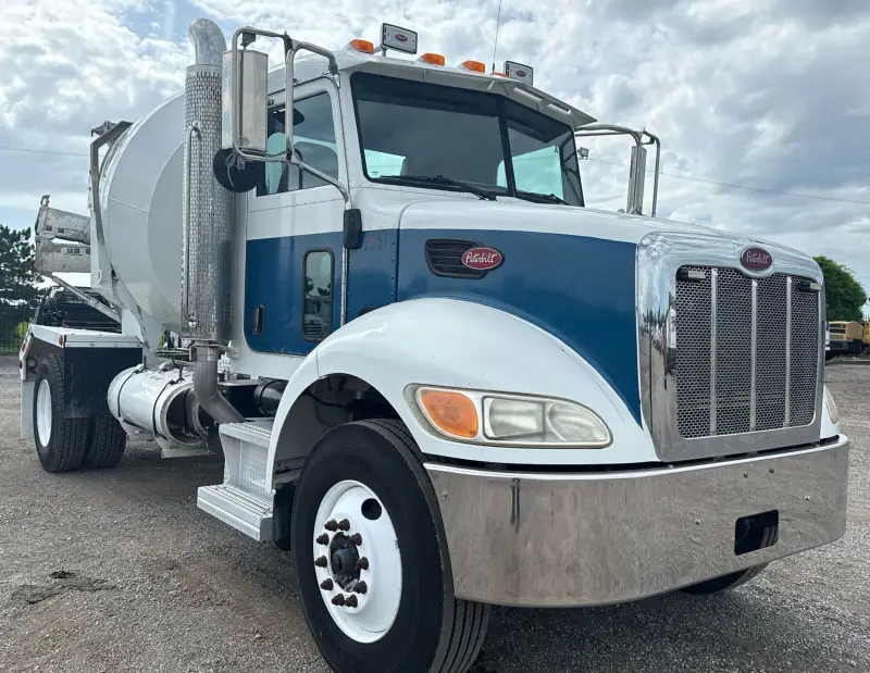 2010 Peterbilt 335 photo 3