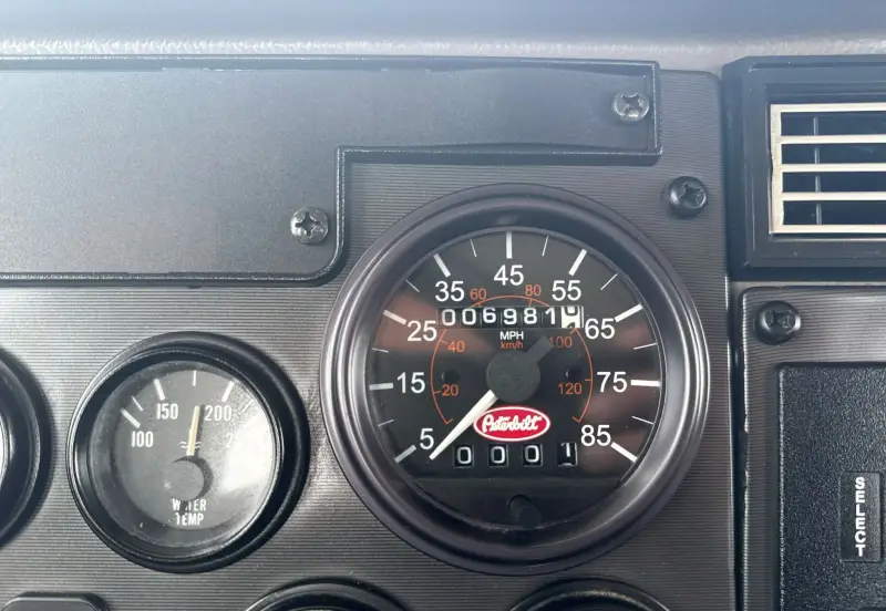 2010 Peterbilt 335 photo 54
