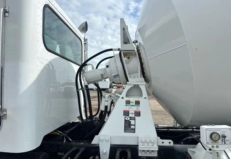 2010 Peterbilt 335 photo 10