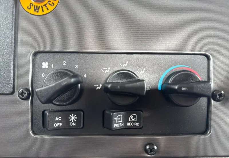 2010 Peterbilt 335 photo 59