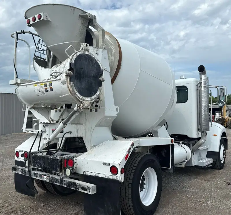 2010 Peterbilt 335 photo 5