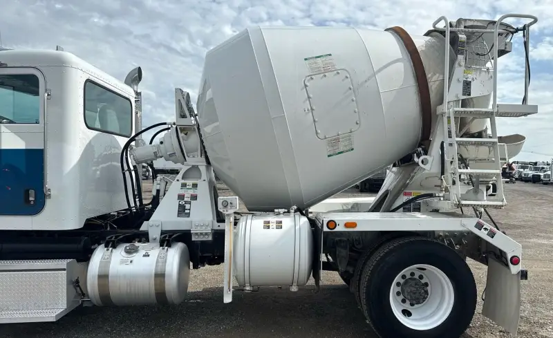 2010 Peterbilt 335 photo 9