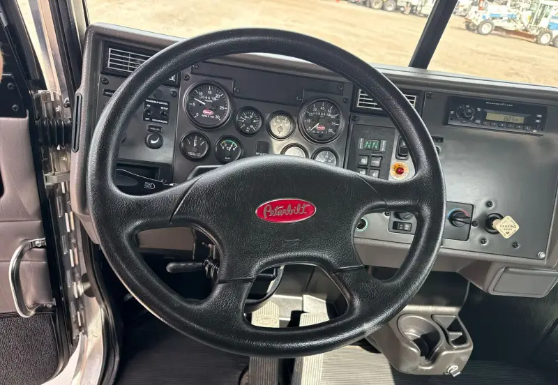 2010 Peterbilt 335 photo 49