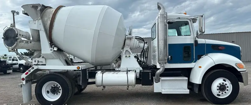 2010 Peterbilt 335 photo 4