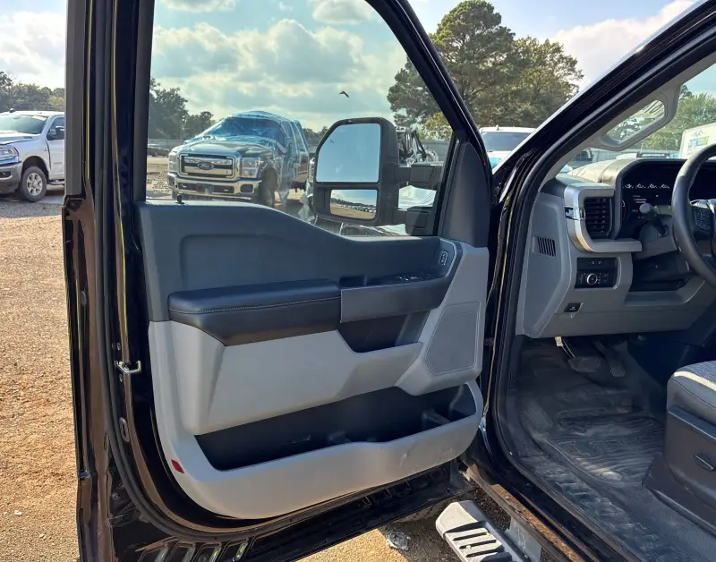 2023 Ford F350 Super Duty photo 17