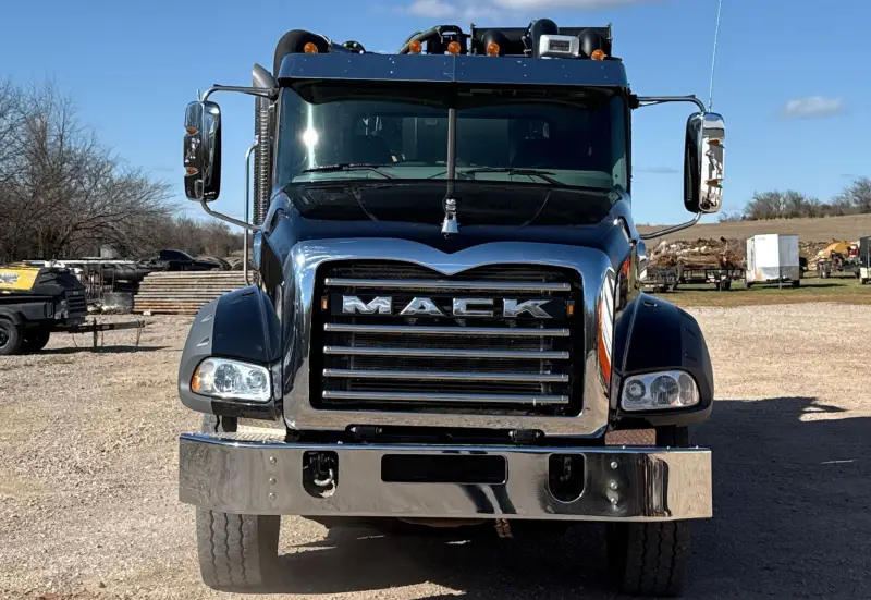 2023 Mack Granite photo 2