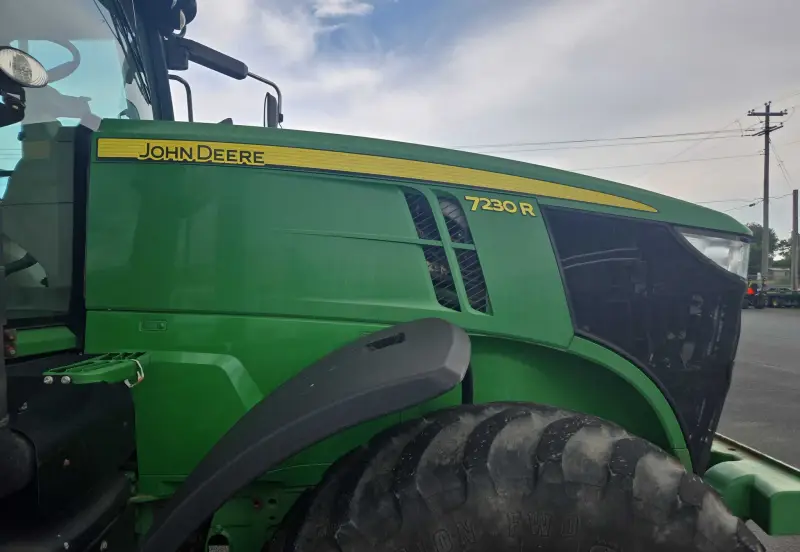2012 John Deere 7230R photo 18