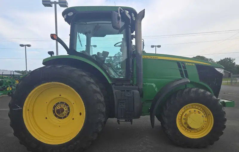 2012 John Deere 7230R photo 4