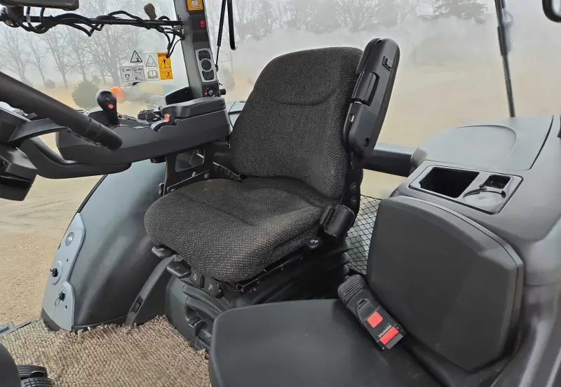 2012 Challenger MT655D photo 32