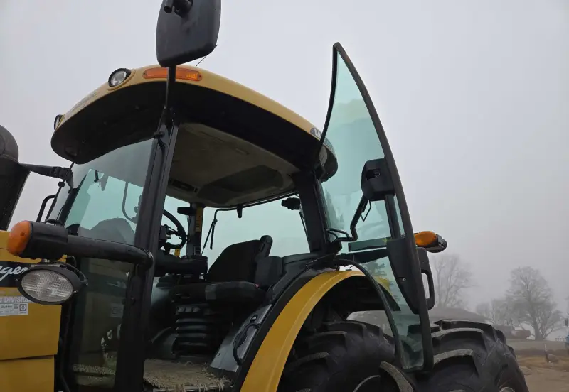 2012 Challenger MT655D photo 30