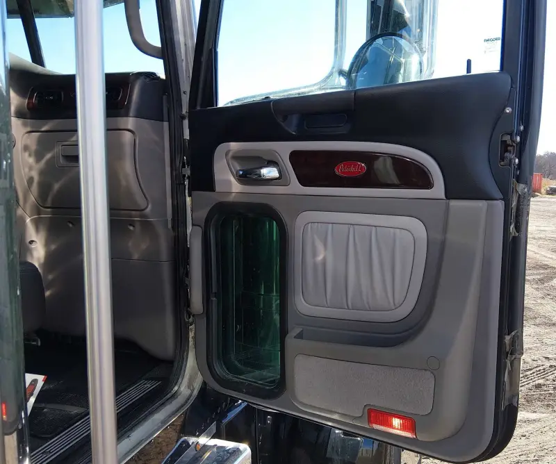 2022 Peterbilt 389 photo 76
