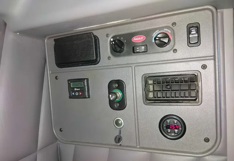 2022 Peterbilt 389 photo 100