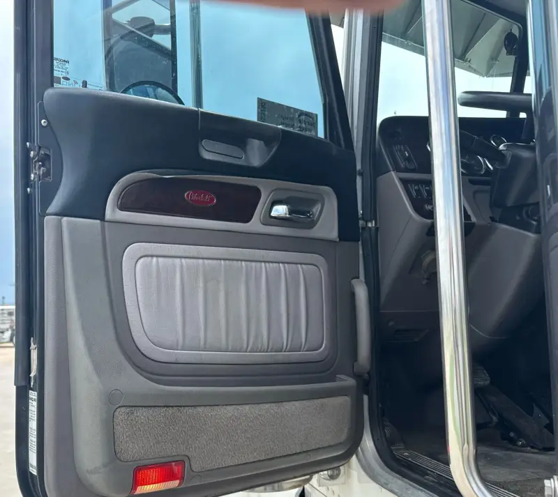 2020 Peterbilt 389 photo 19