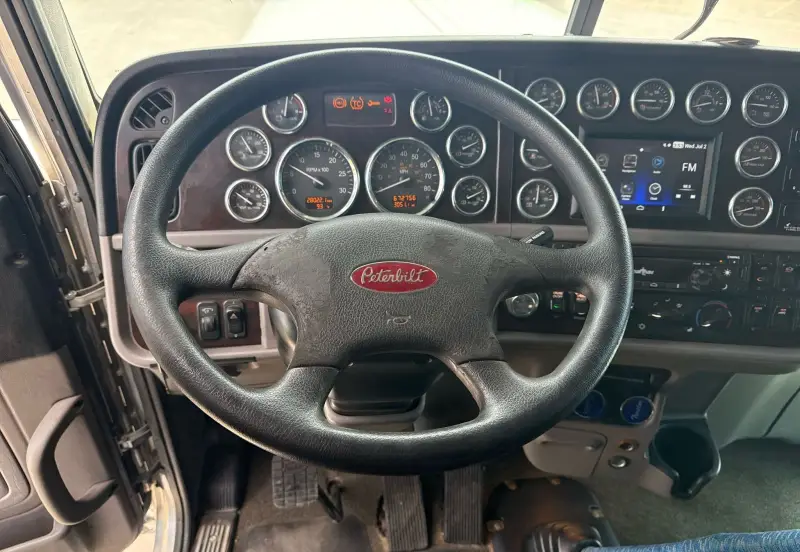 2020 Peterbilt 389 photo 26
