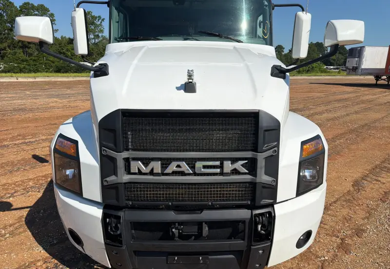 2023 Mack Anthem photo 11