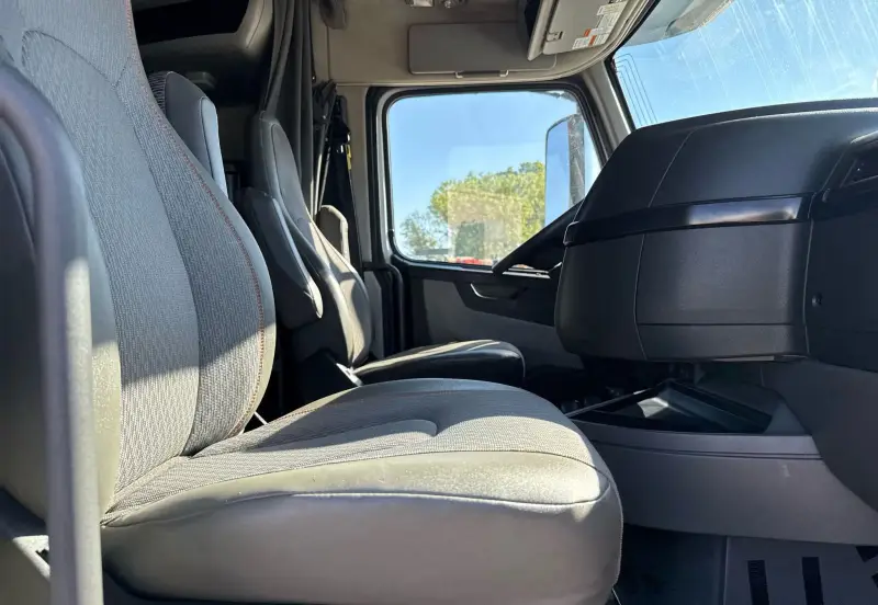 2021 Volvo VNL photo 65