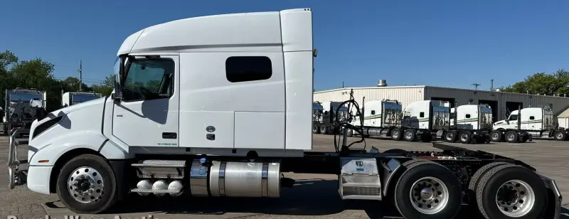 2021 Volvo VNL photo 8