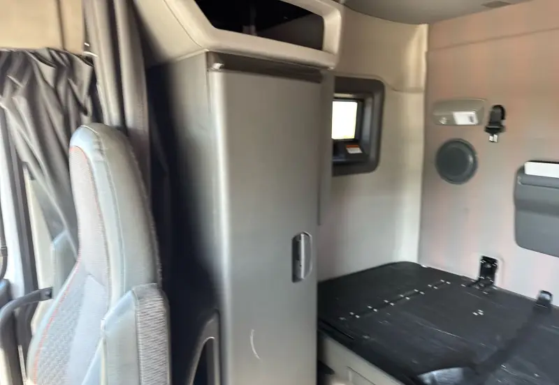 2021 Volvo VNL photo 56
