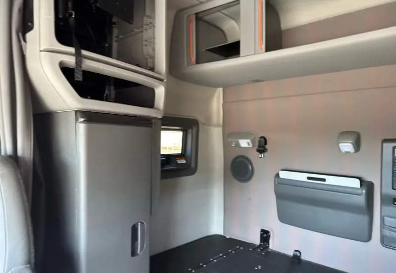 2021 Volvo VNL photo 51