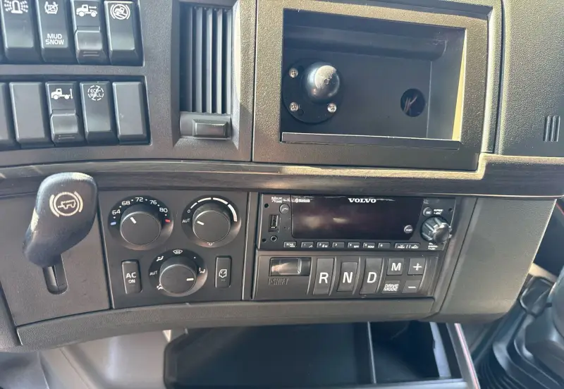 2021 Volvo VNL photo 44