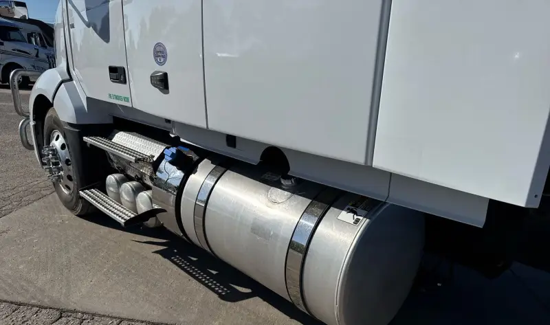 2021 Volvo VNL photo 10