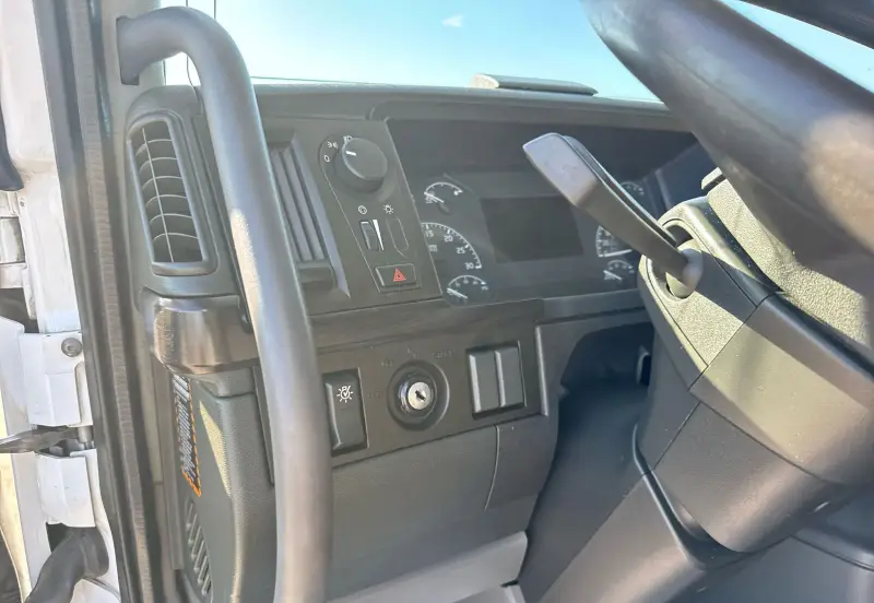2021 Volvo VNL photo 42