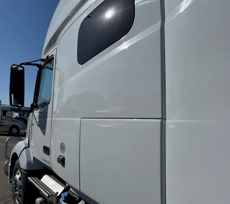 2021 Volvo VNL photo 11
