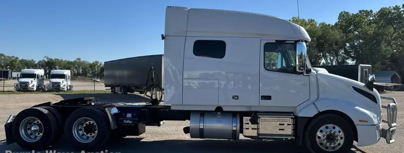 2021 Volvo VNL photo 4